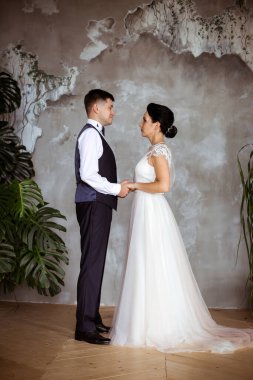 Zarif elbiseli güzel gelin, yelekli damat. 