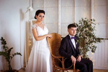 Zarif elbiseli güzel gelin ve ahırda takım elbiseli damat.