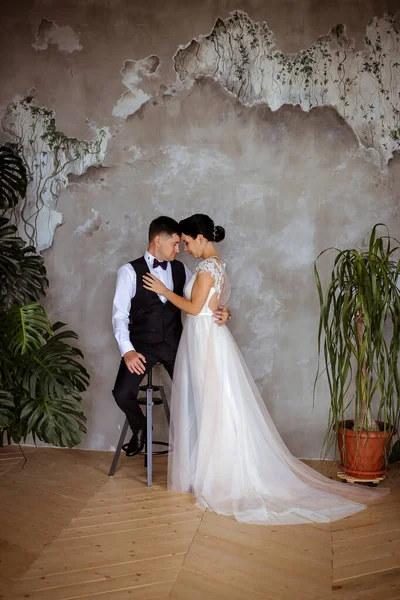 Bella sposa in un abito elegante lo sposo in un gilet in — Foto Stock