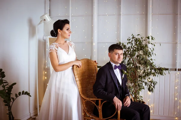 Bella sposa in un abito elegante e sposo in un abito in un porcile — Foto Stock