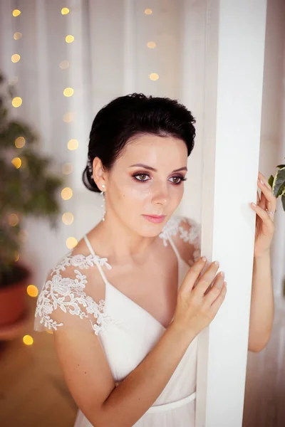 Bela noiva em um vestido elegante em um interior elegante com p — Fotografia de Stock