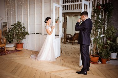 Takım elbiseli bir damat zarif bir Dr.