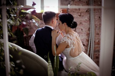 Çelik yelek içinde damat ve şık bir elbise içinde güzel bir gelin.