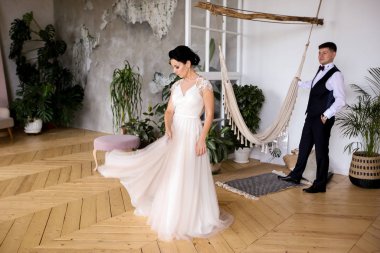 Zarif elbiseli güzel gelin ve yelekli damat. 