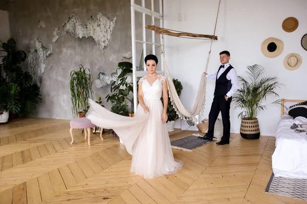 Bella sposa in un abito elegante e lo sposo in un gilet in — Foto Stock