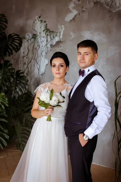 Hermosa novia con un ramo de vadebny en un vestido elegante y t — Foto de Stock