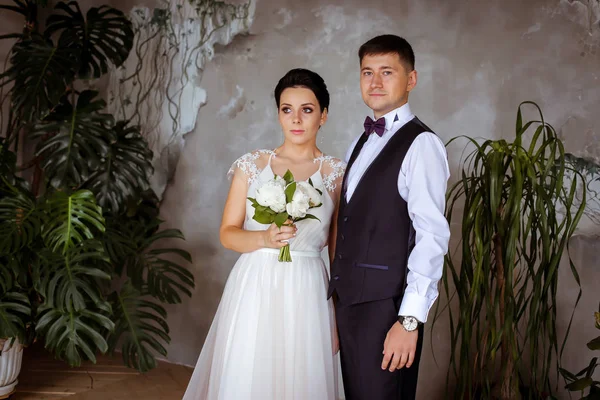 Невеста с вадебным букетом в элегантном платье и футболке — стоковое фото