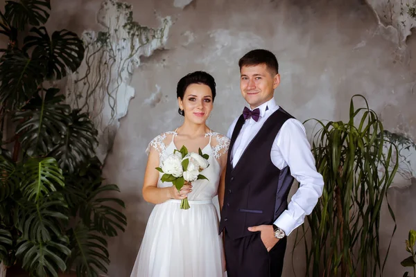 Beautiful bride with a vadebny bouquet in an elegant dress and t — Stock Photo, Image