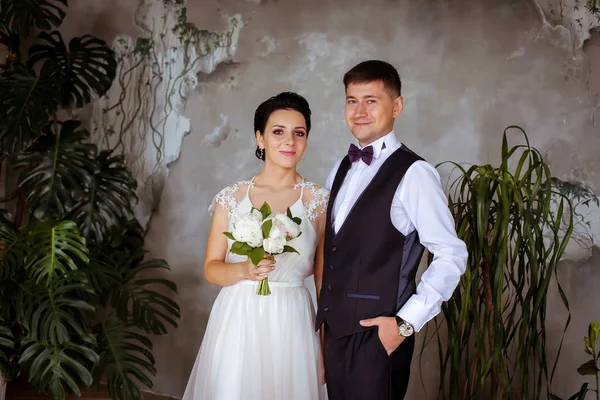 Mooie bruid met een vadebny boeket in een elegante jurk en t — Stockfoto