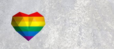 Beton bir duvarın arkasında gökkuşağı kalbi. 