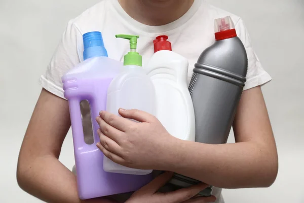Chemikalia domowe w ręku. Sprzątanie domu. Koncepcja czyszczenia. — Zdjęcie stockowe