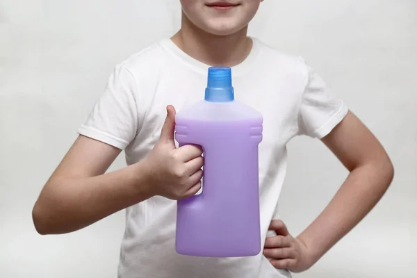 Household chemicals in hand. House cleaning. Cleaning concept. — Stock Photo, Image