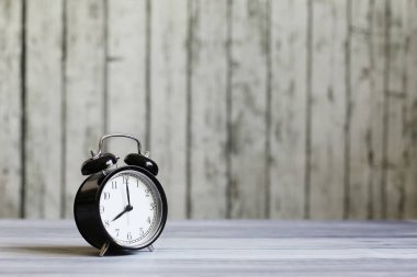 Ahşap tahtaların arka planında alarm saati