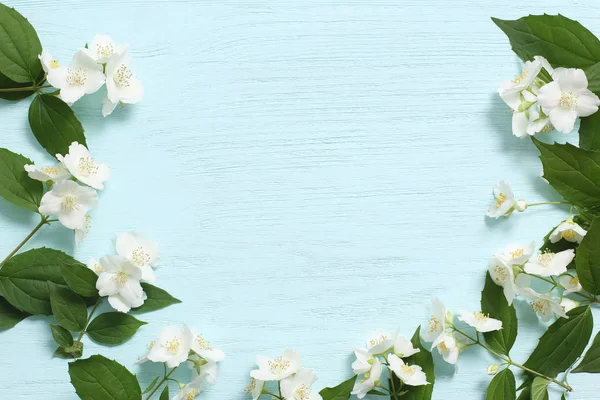Πλαίσιο Από Λουλούδια Γιασεμιού Και Πράσινα Φύλλα Μπλε Ξύλινο Φόντο Εικόνα Αρχείου