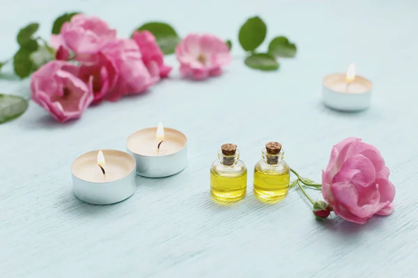Mini Şişelerde Rosehip Kozmetik Yağı Pembe Gül Çiçeği Rahatlama Için — Stok fotoğraf