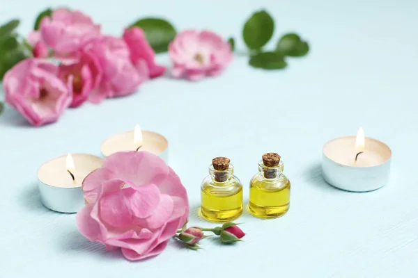 迷你瓶中的玫瑰化妆品油和粉色玫瑰花 温泉疗养放松 — 图库照片