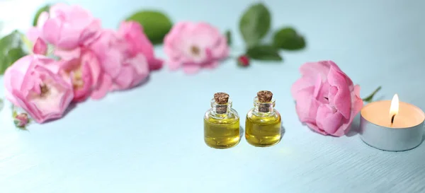 Mini Şişelerde Rosehip Kozmetik Yağı Pembe Gül Çiçeği Rahatlama Için — Stok fotoğraf