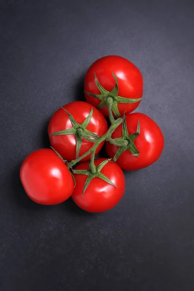 Pomodori Maturi Rossi Ramo Verdure Sfondo Nero Strutturato — Foto Stock