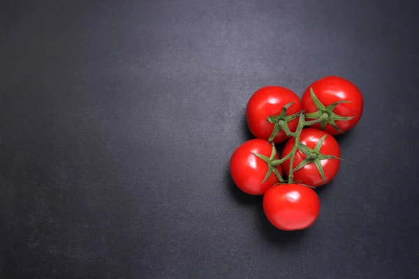 Czerwone Dojrzałe Pomidory Gałęzi Warzywa Czarnym Teksturowanym Tle — Zdjęcie stockowe