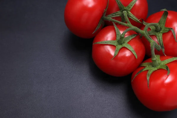 Pomodori Maturi Rossi Ramo Verdure Sfondo Nero Strutturato — Foto Stock