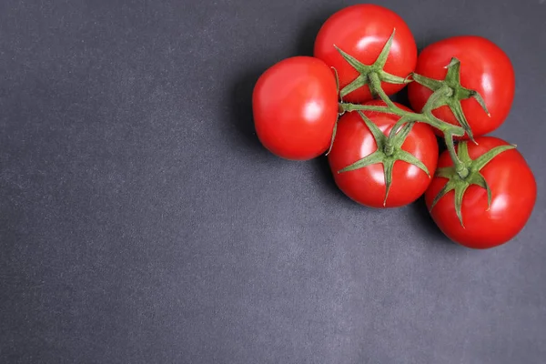 Pomodori Maturi Rossi Ramo Verdure Sfondo Nero Strutturato — Foto Stock