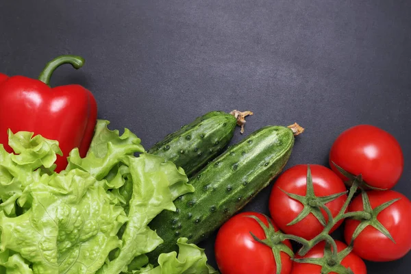 Lattuga Verde Pomodori Maturi Rossi Ramo Cetrioli Freschi Peperoni Rossi — Foto Stock