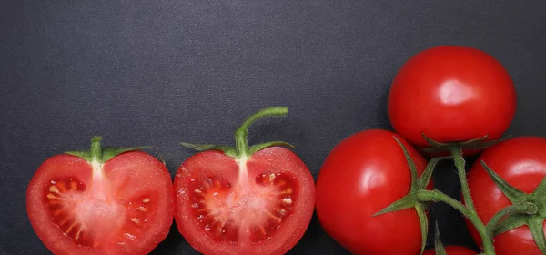 Pomodori Maturi Rossi Ramo Verdure Sfondo Nero Strutturato — Foto Stock