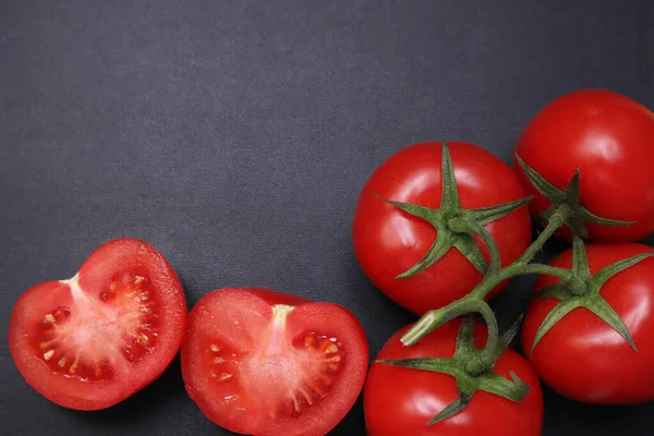 Pomodori Maturi Rossi Ramo Verdure Sfondo Nero Strutturato — Foto Stock