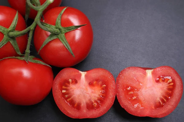 Pomodori Maturi Rossi Ramo Verdure Sfondo Nero Strutturato — Foto Stock