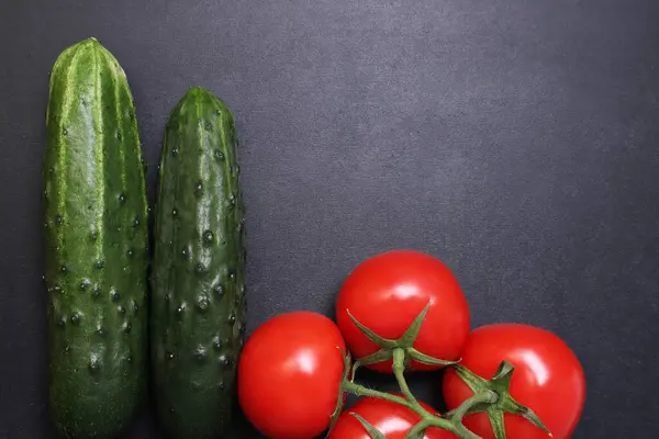 Cetrioli Verdi Freschi Pomodori Maturi Rossi Verdure Sfondo Nero Strutturato — Foto Stock