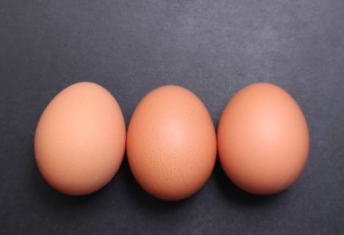 Siyah desenli arka planda tavuk yumurtası.