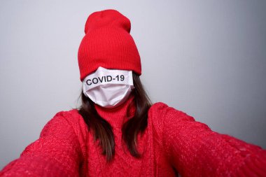 Maskeli Selfie 'li kadın, virüse karşı koruma. Viral hastalıkların önlenmesi ve tedavisi.