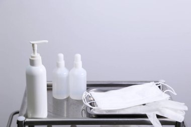 Meteorik tabloda Coronavirus (COVID-19) tıbbi önleme seti, cerrahi maskeler ve el dezenfektanı bulunmaktadır..