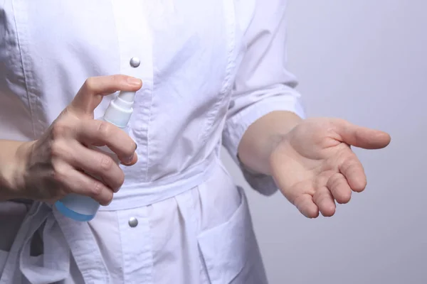 Nurse Sanitizes Hands Coronavirus Covid Quarantine Alcohol Spray Bottle Disinfectant — Stock Photo, Image