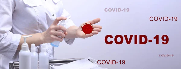 护士消毒手验尸官 Covid 酒精喷雾瓶消毒剂 — 图库照片