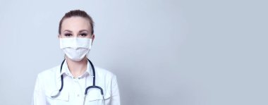 Koruyucu tıbbi maskeli bir kadın doktor. Salgın virüsü COVID-19