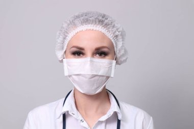 Koruyucu tıbbi maskeli bir kadın doktor. Salgın virüsü COVID-19