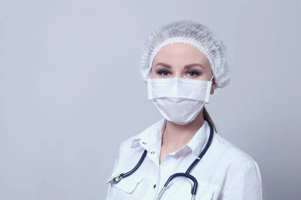戴着防护口罩的女医生 大流行病病毒Covid — 图库照片