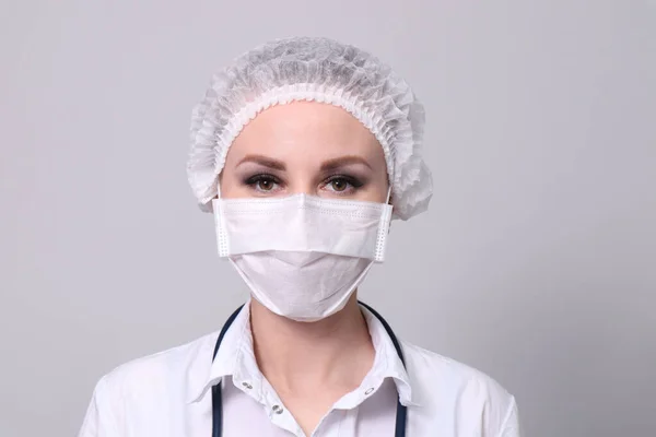 保護医療マスクの女性医師 パンデミックウイルスCovid ストック画像