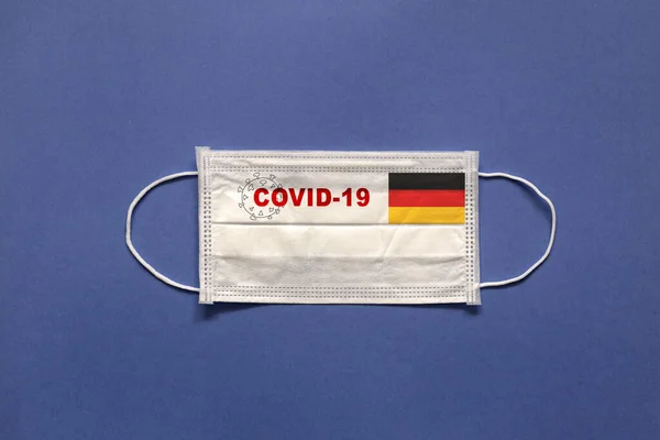 Bandera Alemania Inscripción Covid Sobre Una Máscara Médica Sobre Fondo —  Fotos de Stock