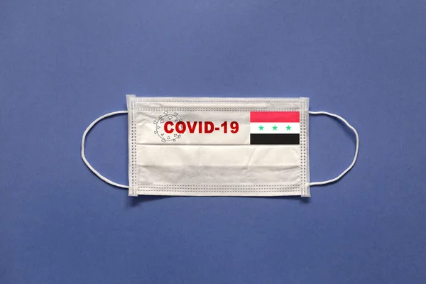 Bandera Irak Inscripción Covid Sobre Una Máscara Médica Sobre Fondo —  Fotos de Stock