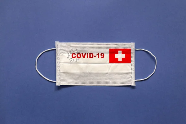 Bandera Suiza Inscripción Covid Sobre Una Máscara Médica Sobre Fondo —  Fotos de Stock