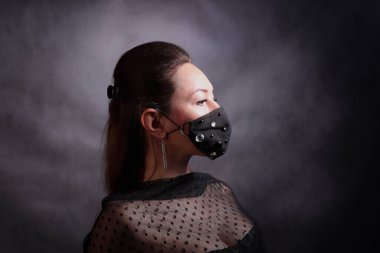 Siyah koruyucu maskeli, sahte elmaslı bir kadın. Salgın virüsü COVID-19