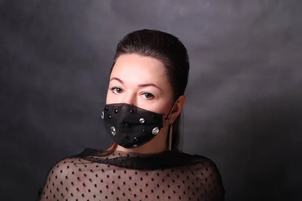 Siyah Koruyucu Maskeli Sahte Elmaslı Bir Kadın Salgın Virüsü Covid — Stok fotoğraf