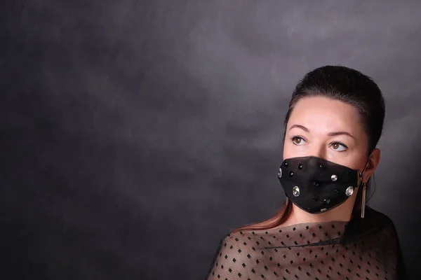 Kvinna Svart Skyddsmask Med Strass Pandemiskt Virus Covid — Stockfoto