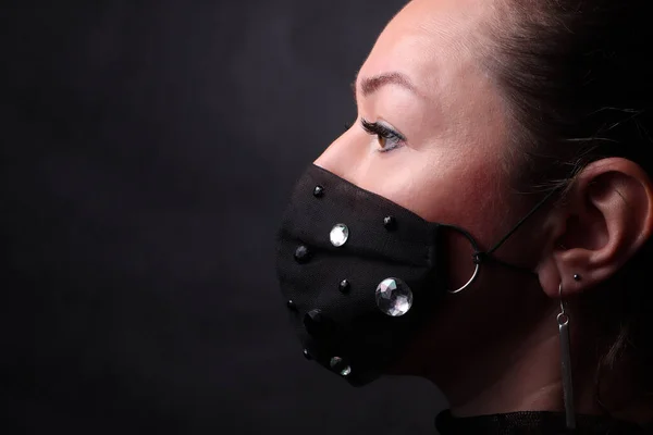 Frau Schwarzer Schutzmaske Mit Strass Pandemie Virus Covid — Stockfoto
