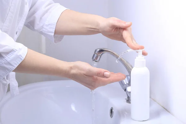 Female Doctor Washes Her Hands Thoroughly Pandemic Virus Covid — Stock Photo, Image