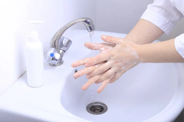 Female Doctor Washes Her Hands Thoroughly Pandemic Virus Covid — Stock Photo, Image