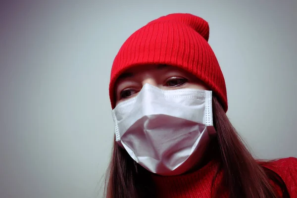 Mujer Enmascarada Con Suéter Rojo Cuarentena Casa Durante Una Pandemia — Foto de Stock