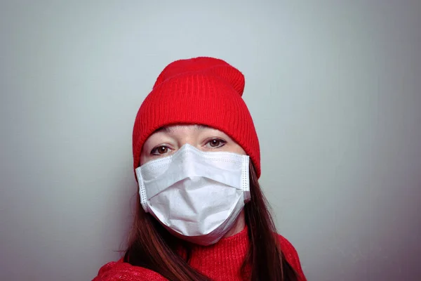 Mujer Enmascarada Con Suéter Rojo Cuarentena Casa Durante Una Pandemia — Foto de Stock